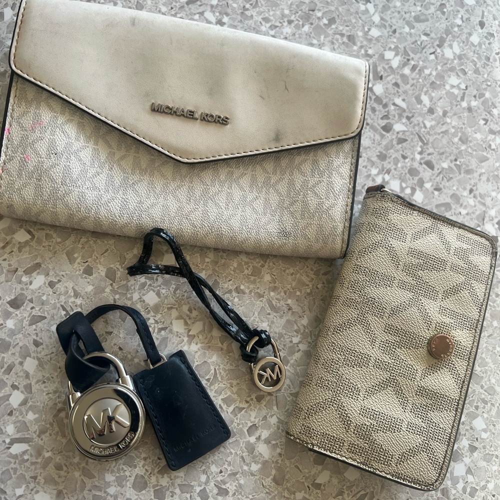 Michael Kors Wallet and Keychain Set